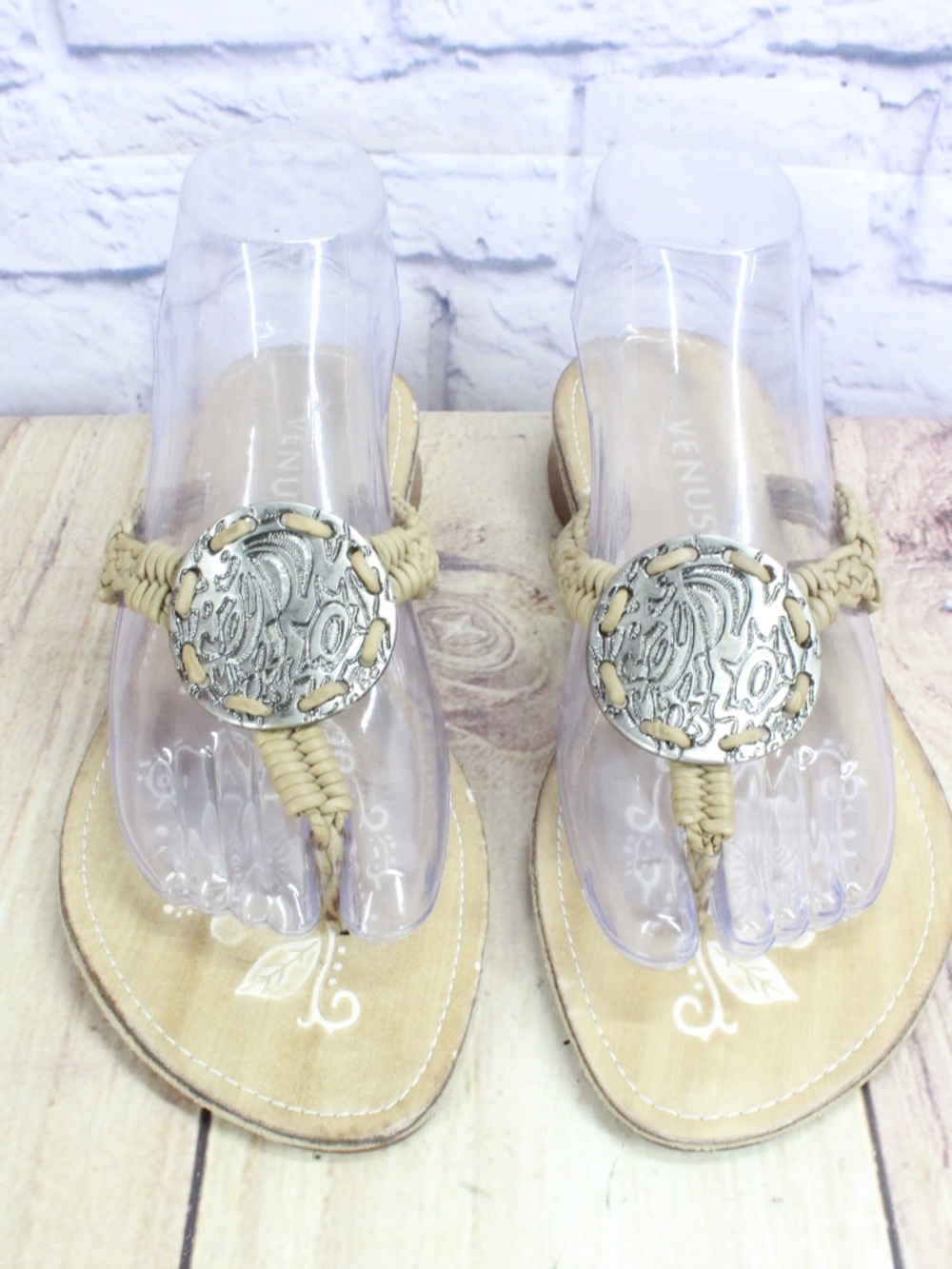 Venus Brown Leather Medallion Slip on Thong Flats Sandals Size 8.5 M